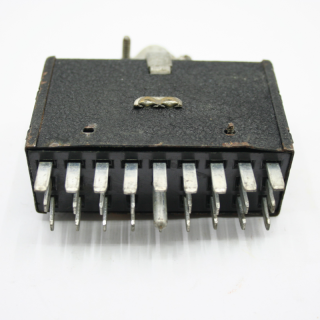 Ami Rowe Connettori Connettore CINCH P-333-CCT Spine industriali Condizione: visto e piaciuto 1 Connettore CINCH P-333-CCT Spine