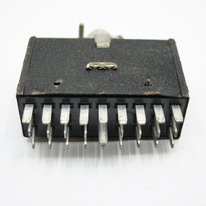 Ami Rowe Connettori Connettore CINCH P-333-CCT Spine industriali Condizione: visto e piaciuto 1 Connettore CINCH P-333-CCT Spine